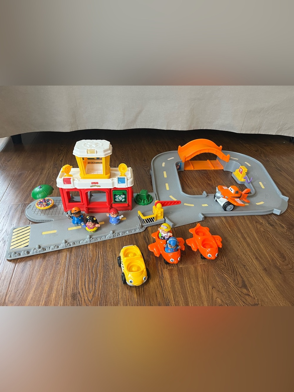 Fisher-Price Little People discovery Airport Playset planes taxi etc
